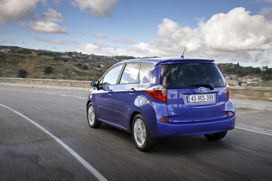  Toyota Verso-S 2010 года  (фото 98 из 109)